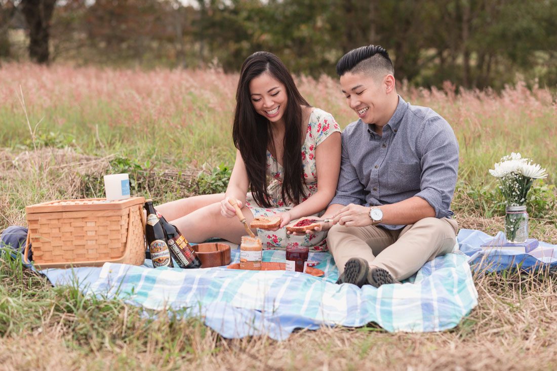 Orlando wedding and engagement photographer captures picnic park engagement session